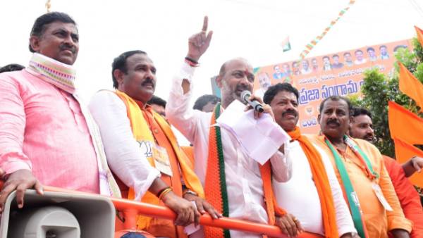  ప్రజా సమస్యలు పట్టని టీఆర్ఎస్ నేతలు.. డంపింగ్ యార్డుతో ప్రజలకు అనేక సమస్యలన్న బండి సంజయ్