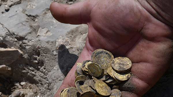 వంటగది తవ్వి చూస్తే .. పట్టరాని ఆనందం 