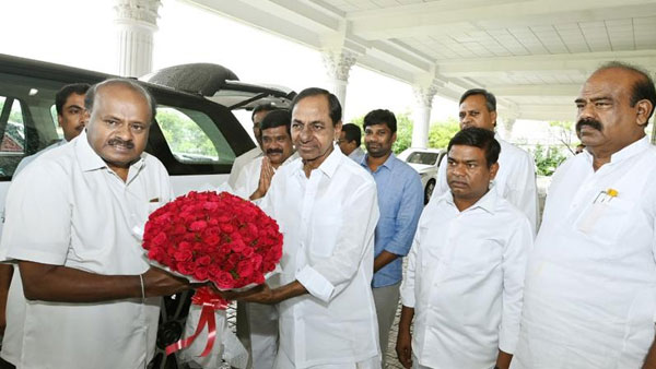 ఆ విషయం కేసీఆర్ కు మాత్రమే తెలుసంటూ కుమారస్వామి