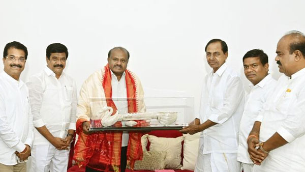 కేంద్రంలో మనలాంటి ప్రభుత్వం అంటూ కేసీఆర్ వ్యాఖ్యలు
