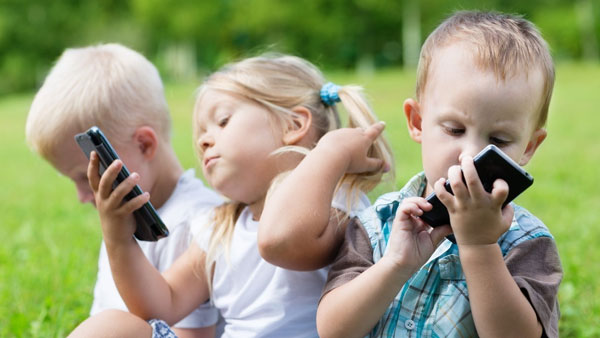 8 నుండి 12 సంవత్సరాల వయసు వారిలోనూ స్మార్ట్‌ఫోన్ అడిక్షన్
