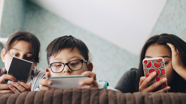 స్మార్ట్‌ఫోన్ వాడే పిల్లల్లో ప్రవర్తనా సమస్యలు, డిప్రెషన్