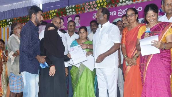 ధర్మారం మండలంలో నూతనంగా 1783 పెన్షన్ల మంజూరు.. మంత్రి కొప్పుల వినూత్న కార్యక్రమం ధర్మారం మండలంలో నూతనంగా 1783 పెన్షన్ల మంజూరు.. మంత్రి కొప్పుల వినూత్న కార్యక్రమం