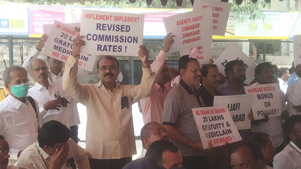 ఏజెంట్ల ఐక్యతారాగం... మహాధర్నా విజయవంతం..!