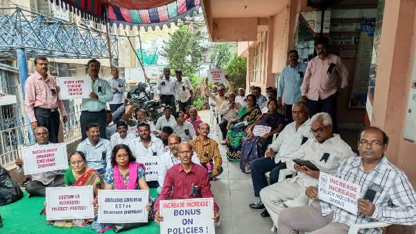  మిన్నంటిన నినాదాలు... కదం తొక్కిన ఎల్‌ఐసి ఏజెంట్లు...!