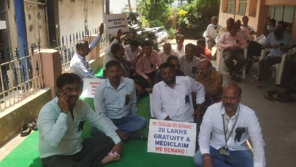 పెద్దల ద‌ృష్టికి డిమాండ్లు... శాంతియుత ధర్నా