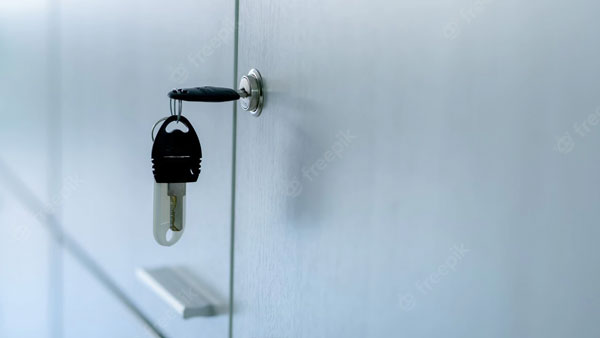 లాకర్ లో అద్దం ఉంటే ఫలితం ఇలా