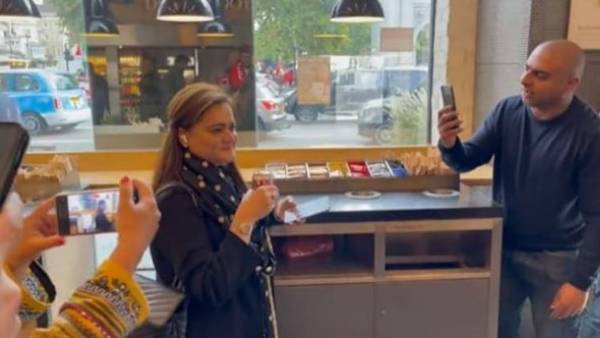 Pakistan Minister Maryum Aurangzeb was heckled at a coffee shop in London Pakistan Minister Maryum Aurangzeb was heckled at a coffee shop in London