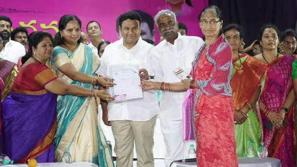 సంక్షేమ పథకాలు ఆపాలంటున్న ప్రధాని మోదీ.. తెలంగాణ ప్రజలు బుద్ది చెప్పాలన్న కేసీఆర్ తనయ