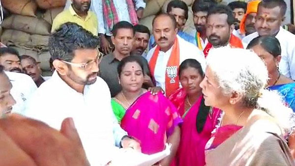 రేషన్ షాపులో మోడీ ఫోటోలు లేకపోవటంపై మండిపడిన నిర్మలా సీతారామన్ రేషన్ షాపులో మోడీ ఫోటోలు లేకపోవటంపై మండిపడిన నిర్మలా సీతారామన్