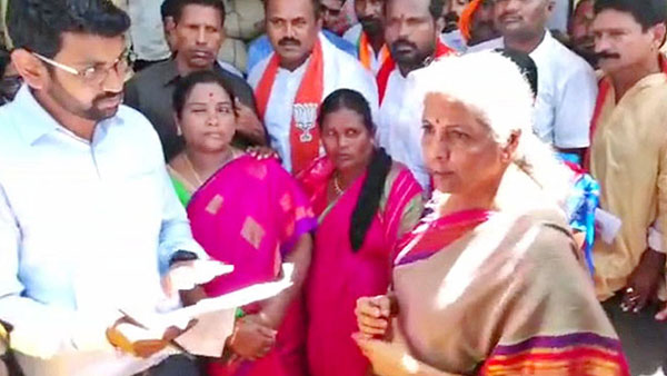 కామారెడ్డి కలెక్టర్ కు క్లాస్ పీకిన నిర్మలా సీతారామన్ .. కామారెడ్డి కలెక్టర్ కు క్లాస్ పీకిన నిర్మలా సీతారామన్ ..
