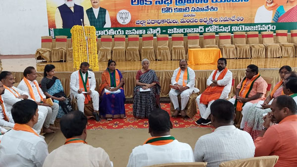 కామారెడ్డిలో నిర్మలా సీతారామన్ పర్యటన, కేసీఆర్ టార్గెట్ గా వ్యాఖ్యలు .. రివర్స్ ఎటాక్ చేస్తారా? కామారెడ్డిలో నిర్మలా సీతారామన్ పర్యటన, కేసీఆర్ టార్గెట్ గా వ్యాఖ్యలు .. రివర్స్ ఎటాక్ చేస్తారా?