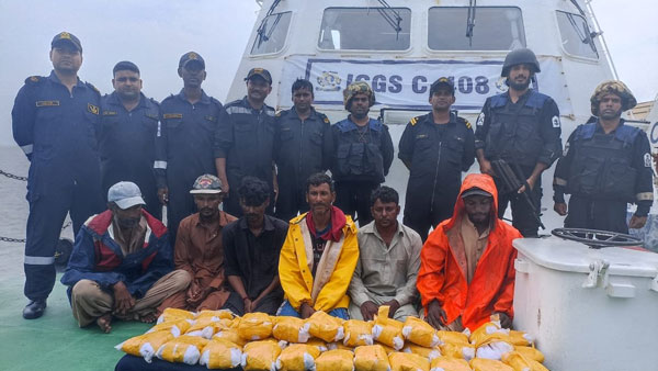 పాకిస్థాన్ కు చెందిన బోట్ ను పట్టుకున్న కోస్ట్ గార్డ్ మరియు ఏటీఎస్ సంయుక్త బృందం