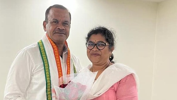 మునుగోడు ముఖ్యనేతలను కలుస్తున్న పాల్వాయి స్రవంతి 