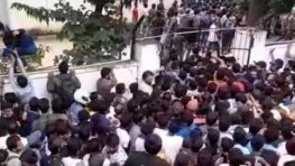 టికెట్లు ఇచ్చేవరకు కదిలేది లేదని ఆందోళన .. క్రికెట్ అసోసియేషన్ పై ఆగ్రహం టికెట్లు ఇచ్చేవరకు కదిలేది లేదని ఆందోళన .. క్రికెట్ అసోసియేషన్ పై ఆగ్రహం