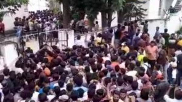 గేటుకు తాళం వేసిన సెక్యూరిటీ సిబ్బంది..గేటు దూకి దూసుకెళ్లిన అభిమానులు గేటుకు తాళం వేసిన సెక్యూరిటీ సిబ్బంది..గేటు దూకి దూసుకెళ్లిన అభిమానులు