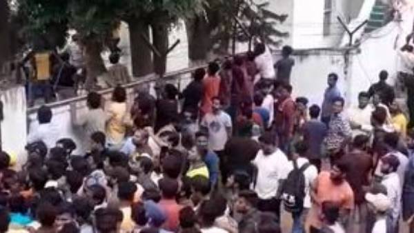 ఉప్పల్ లో క్రికెట్ మ్యాచ్ .. జింఖానా గ్రౌండ్స్ వద్ద టికెట్ల కోసం పడిగాపులు ఉప్పల్ లో క్రికెట్ మ్యాచ్ .. జింఖానా గ్రౌండ్స్ వద్ద టికెట్ల కోసం పడిగాపులు