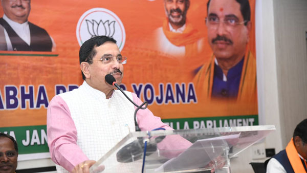 కేసీఆర్ ఇంట్లో అందరికీ ఉద్యోగాలు .. కేంద్ర మంత్రి ప్రహ్లాద్ జోషి ఫైర్