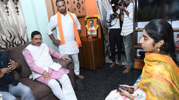 టీఆర్ఎస్ పై పొలిటికల్ ఎటాక్