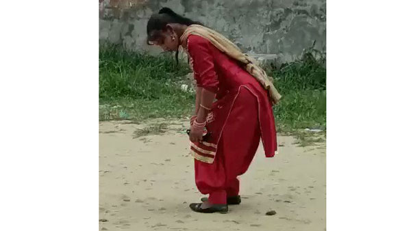 కింద ఏదోపడిపోయిందని డౌట్