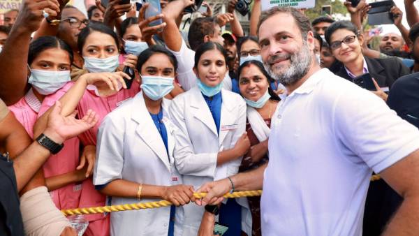 శశిథరూర్ లేదా గెహ్లాట్