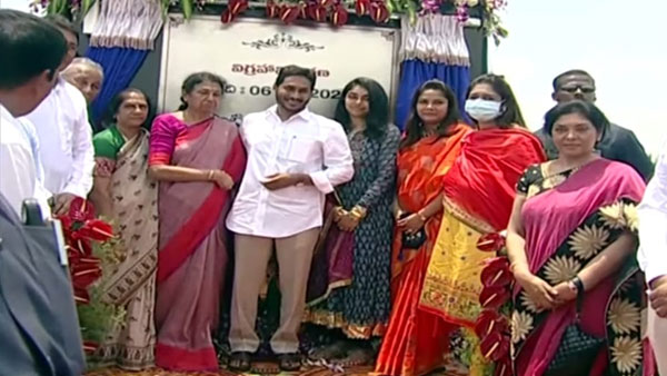 గౌతంరెడ్డి గుర్తు చేసుకున్న జగన్ గౌతంరెడ్డి గుర్తు చేసుకున్న జగన్