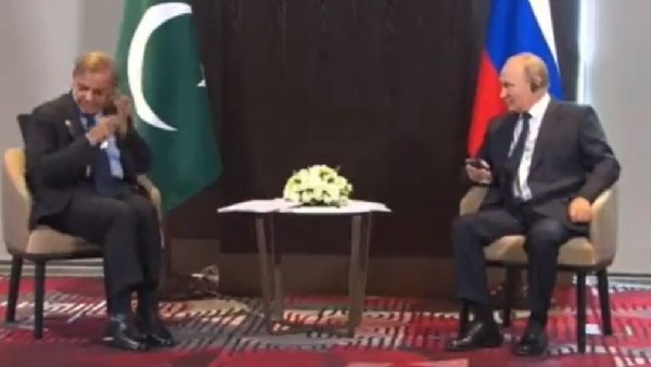 ఇయర్ ఫోన్‌తో కుస్తీ.. 