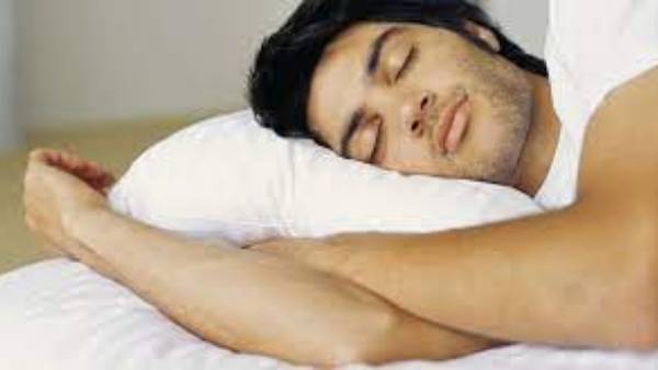 రాత్రి పడుకునేటప్పుడు కచ్చితంగా దీనిని దగ్గరగా పెట్టుకోండి