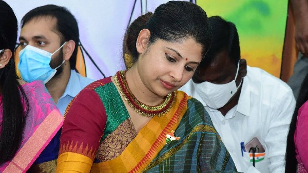 స్మితా సబర్వాల్ పోస్ట్ చేసిన మ్యాప్ లో కాశ్మీర్ పూర్తిగా లేదని నెటిజన్లు ఫైర్, ట్వీట్ డిలీట్ స్మితా సబర్వాల్ పోస్ట్ చేసిన మ్యాప్ లో కాశ్మీర్ పూర్తిగా లేదని నెటిజన్లు ఫైర్, ట్వీట్ డిలీట్