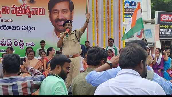 విద్యార్థులతో నినాదాలు చేయించిన జిల్లా ఎస్పీ విద్యార్థులతో నినాదాలు చేయించిన జిల్లా ఎస్పీ