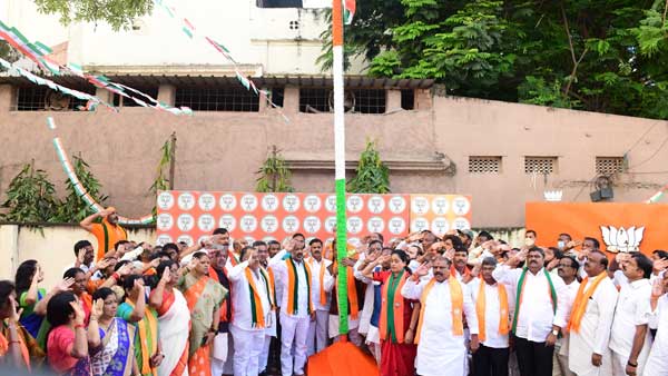 స్వాతంత్రం వచ్చిన ఏడాది తర్వాత నిజాం పాలన నుంచి తెలంగాణ రాష్ట్రానికి విముక్తి