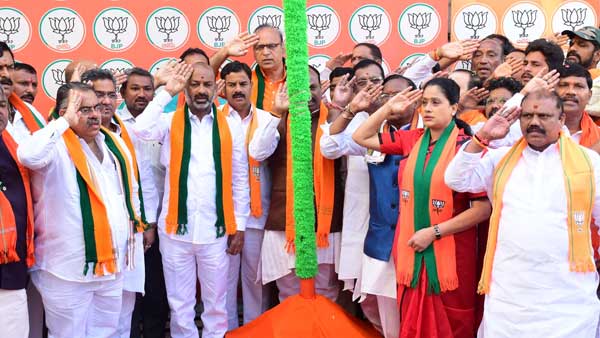 దారుస్సలాం అనుమతి వచ్చాక వేడుకలు చేస్తున్న కేసీఆర్ ప్రభుత్వం: బండి సంజయ్