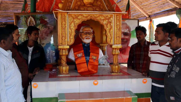  ప్రధాని మోడీకి గుజరాత్ లో, అలాగే యూపీలో గుడులు 