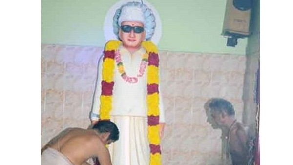  తమిళనాట ఎంజీఆర్ కు, ఖుష్భూకు గుడి 