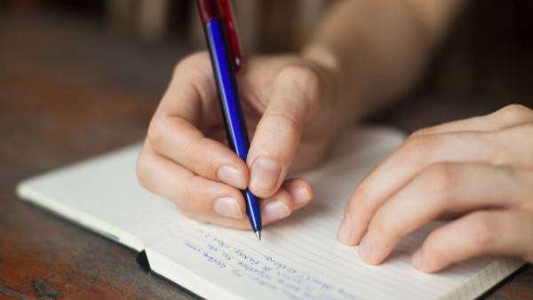 ఇతరుల వద్ద నుండి పెన్ను, పెన్సిల్ తీసుకొని వాడుకుంటున్నారా?