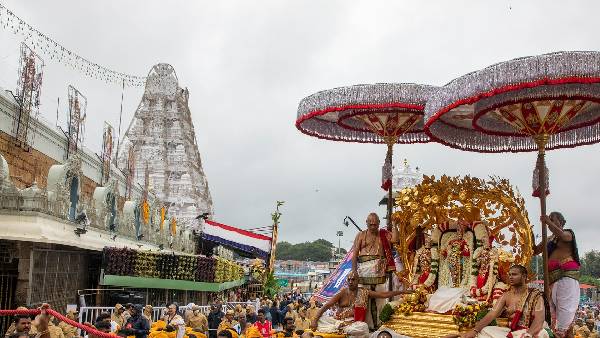 కల్పవృక్ష వాహనం ముందు గజరాజుల సందడి కల్పవృక్ష వాహనం ముందు గజరాజుల సందడి