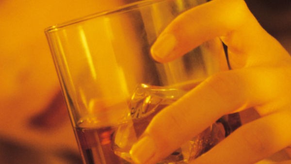 తాగుబోతు టీచర్ వద్దంటూ స్కూల్ కు తాళం వేసి ఆందోళన 