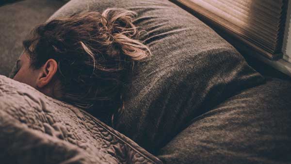 ఉత్తరం వైపు కాళ్ళు పెట్టి పడుకుంటున్నారా? ఈ విషయం మీ కోసమే