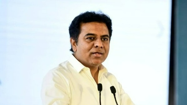 ఎయిర్ పోర్టులోకి వర్షపునీరు..