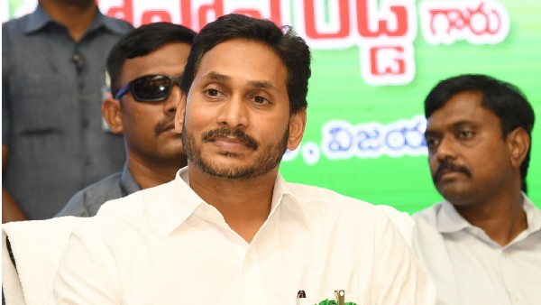 గడప గడపకు వెళుతున్న శాసనసభ్యులు