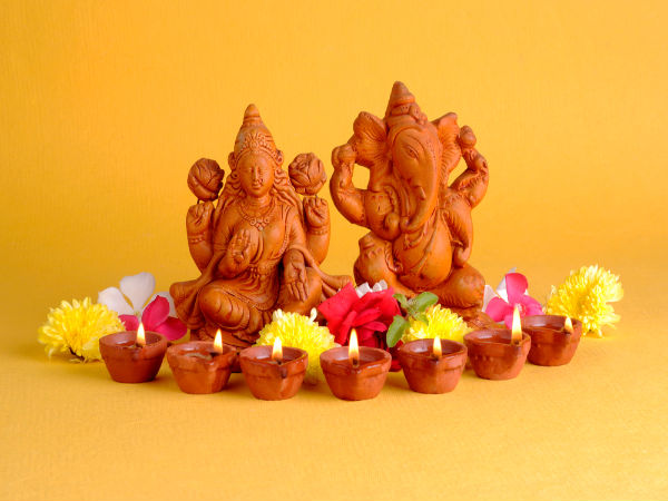 లక్ష్మీదేవితో పాటు గణేశుడికి, కుబేరుడికి, గోమతీ చక్రానికి పూజలు 