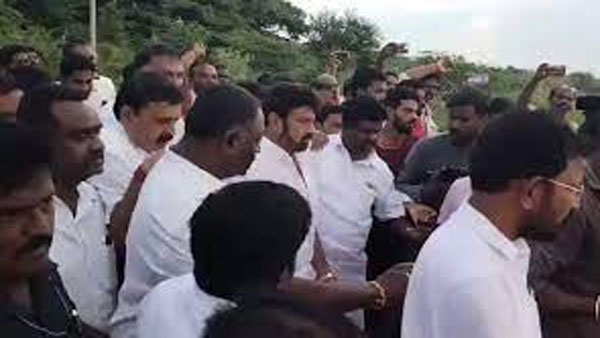 బాలకృష్ణ ను చూడటం కోసం నదిలోకి దూకేసిన అభిమాని బాలకృష్ణ ను చూడటం కోసం నదిలోకి దూకేసిన అభిమాని