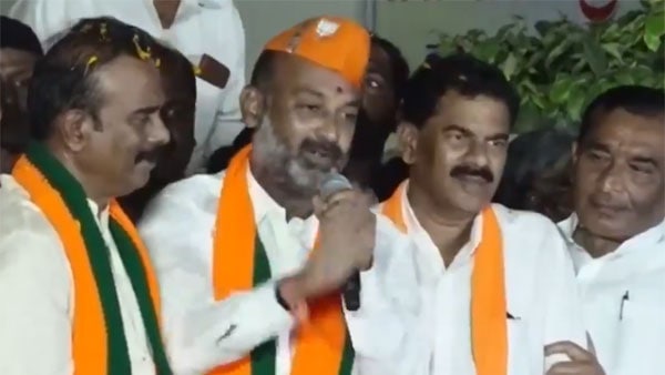 మునుగోడు ఎన్నికలంటే కేసీఆర్ కు వణుకు మునుగోడు ఎన్నికలంటే కేసీఆర్ కు వణుకు