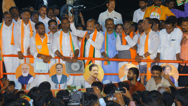 కోమటిరెడ్డి రాజీనామాకు కారణం ఆ మొరుగుతున్న కుక్కలు తెలుసుకోవాలి కోమటిరెడ్డి రాజీనామాకు కారణం ఆ మొరుగుతున్న కుక్కలు తెలుసుకోవాలి