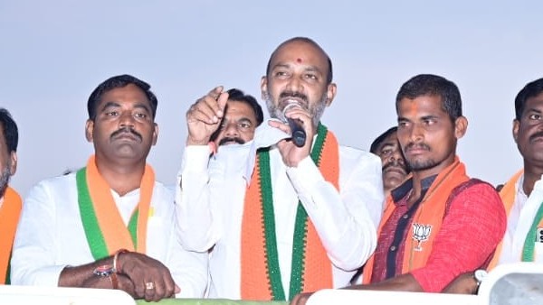 ఆ డబ్బెక్కడ? బీజేపీ ప్రమేయం ఏమిటో? పోలీస్ కమీషనర్ వెల్లడించాలి ఆ డబ్బెక్కడ? బీజేపీ ప్రమేయం ఏమిటో? పోలీస్ కమీషనర్ వెల్లడించాలి