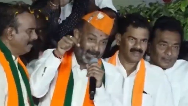 కేసీఆర్ కాళ్ళ దగ్గర కమ్యూనిస్టుల పరువు తాకట్టు కేసీఆర్ కాళ్ళ దగ్గర కమ్యూనిస్టుల పరువు తాకట్టు