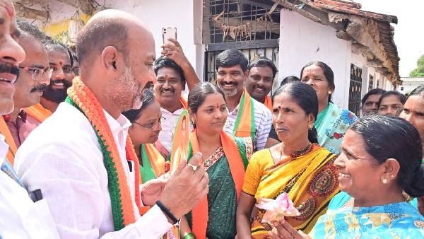 మంత్రి కేటీఆర్ చేనేత జీఎస్టీపై రాసిన లేఖకు బండి సంజయ్ కౌంటర్ మంత్రి కేటీఆర్ చేనేత జీఎస్టీపై రాసిన లేఖకు బండి సంజయ్ కౌంటర్