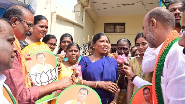 మునుగోడులో ప్రజాస్వామ్యాన్ని ఖూనీ చేస్తున్నారు మునుగోడులో ప్రజాస్వామ్యాన్ని ఖూనీ చేస్తున్నారు