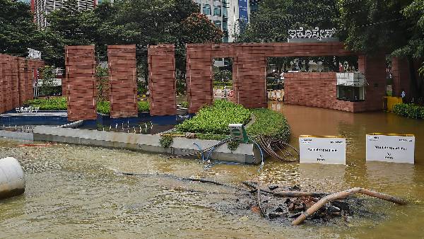 మెట్రో అధికారులు పట్టించుకోలేదని ?