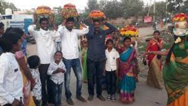 నేతగాని కులస్థుల బతుకమ్మ సందడి నేతగాని కులస్థుల బతుకమ్మ సందడి